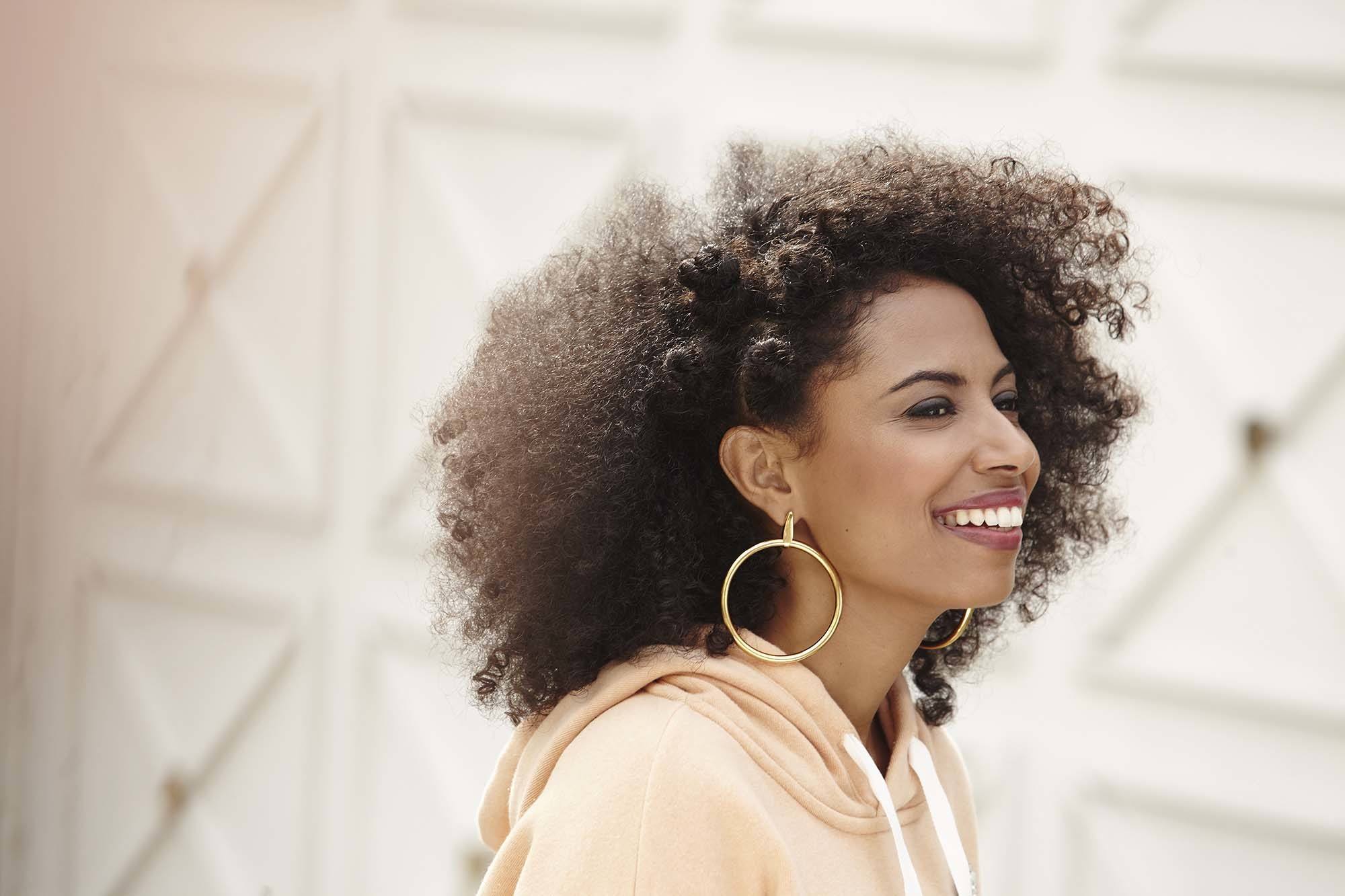 beste haargel voor natuurlijk haar: bantu knopen stijl met behulp van sculpting gel