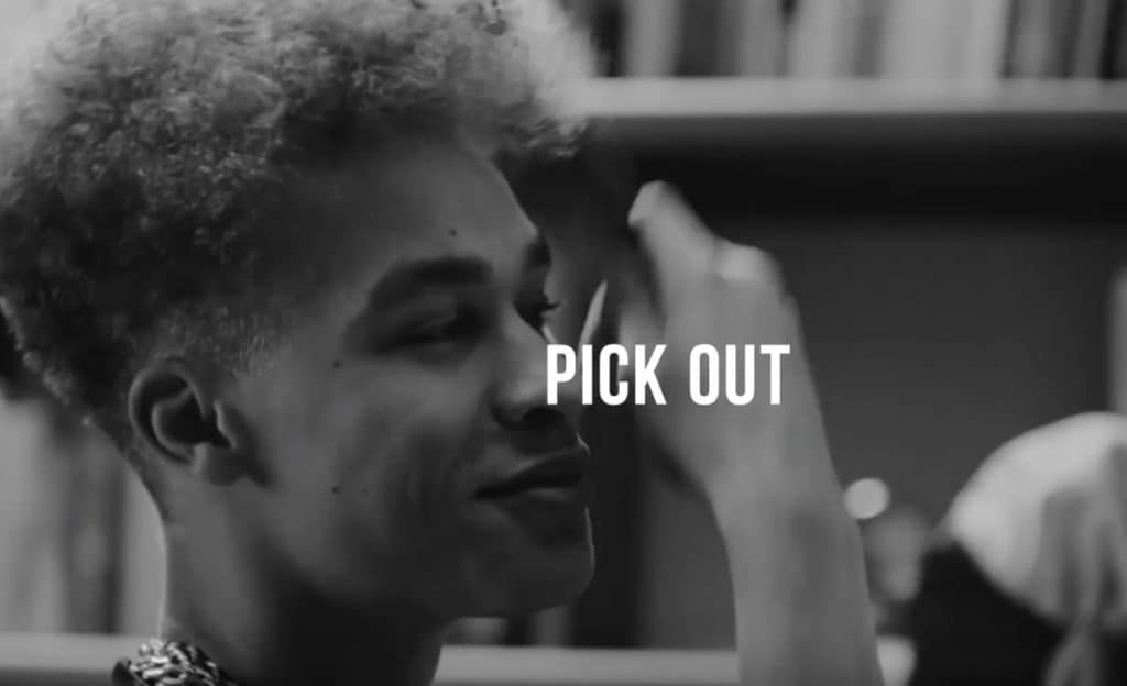 high top fade: pluk haar met afro pick om te ontwarren