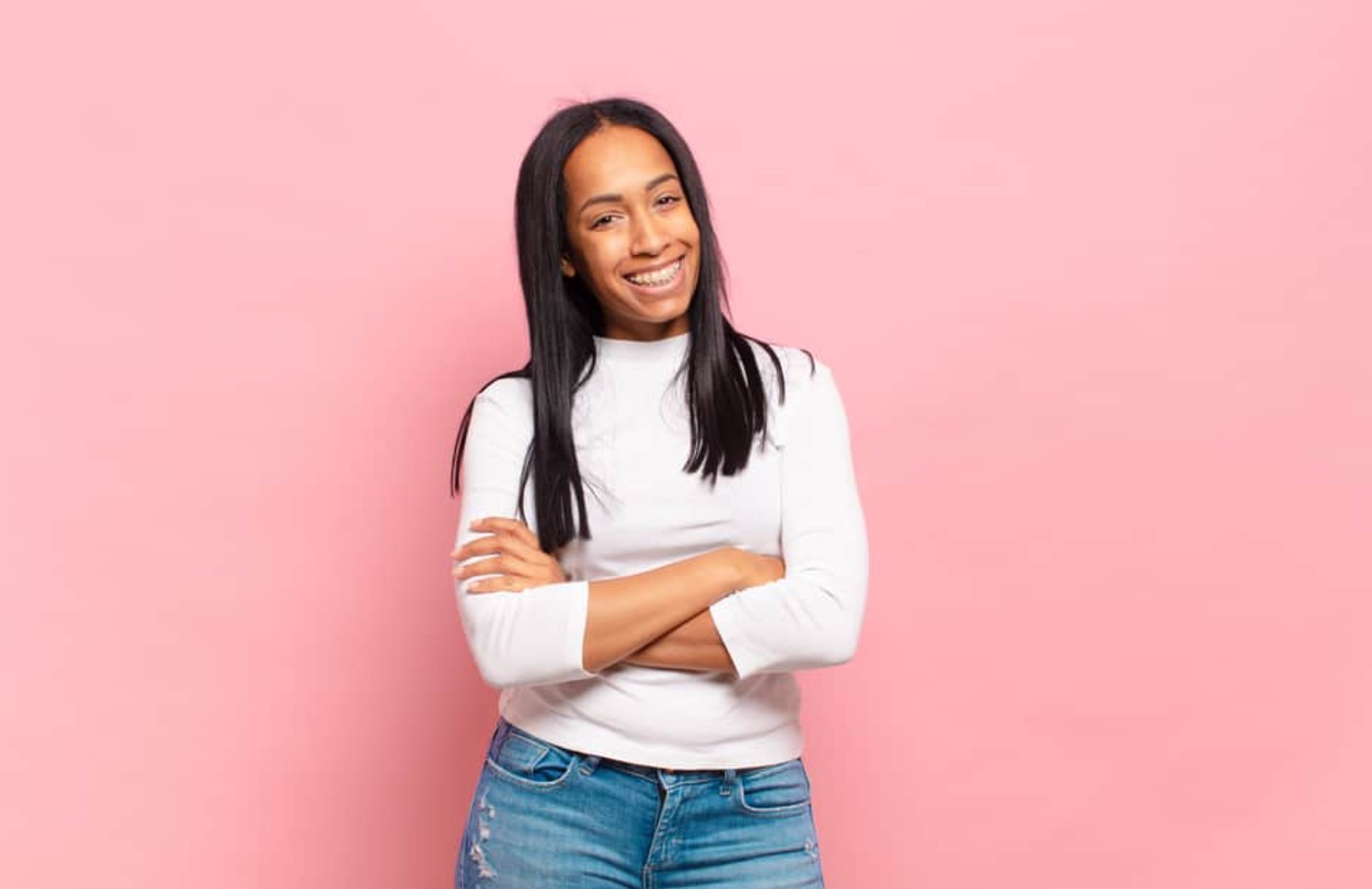 Jonge Afro-Amerikaanse vrouw met steil haarlokken gemaakt met een stijltang op type 4 fijn haar