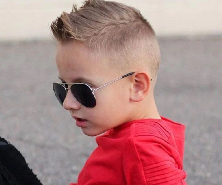 Jongen met zonnebril en blonde korte mohawk