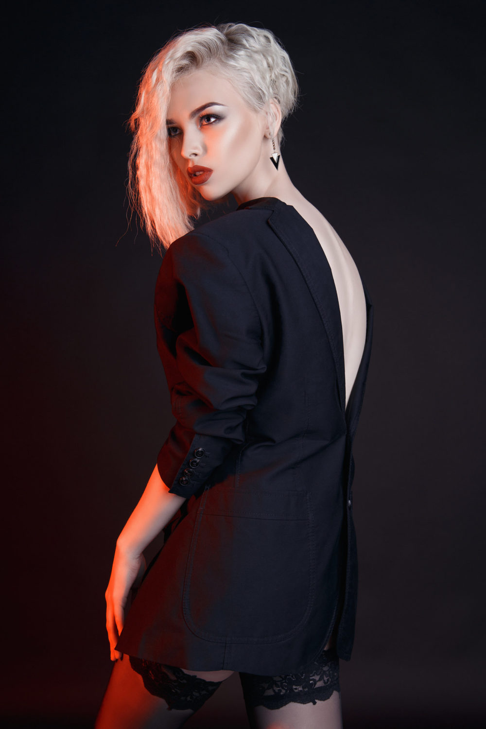 Vrouw met Platinum Asymmetrical Bixie Cut, een van de top korte blonde kapsels