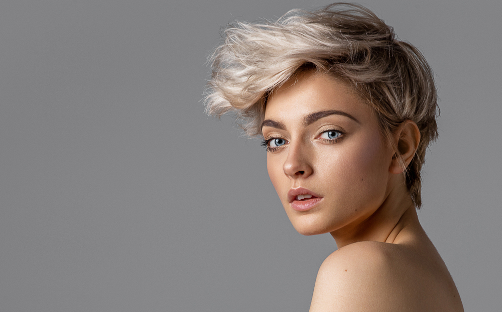 Platina Balayage Pixie met vetkuif, een kenmerkende korte blonde haarstijl