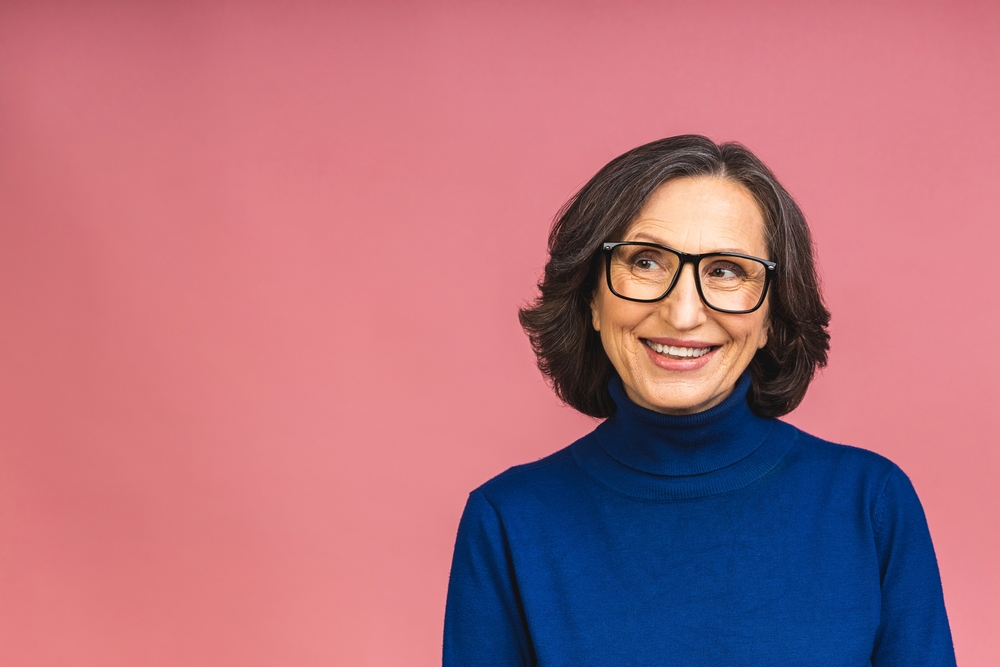 Side-Parted Bob With Graduated Layers, op een vrouw ouder dan 50 in een koningsblauw overhemd.