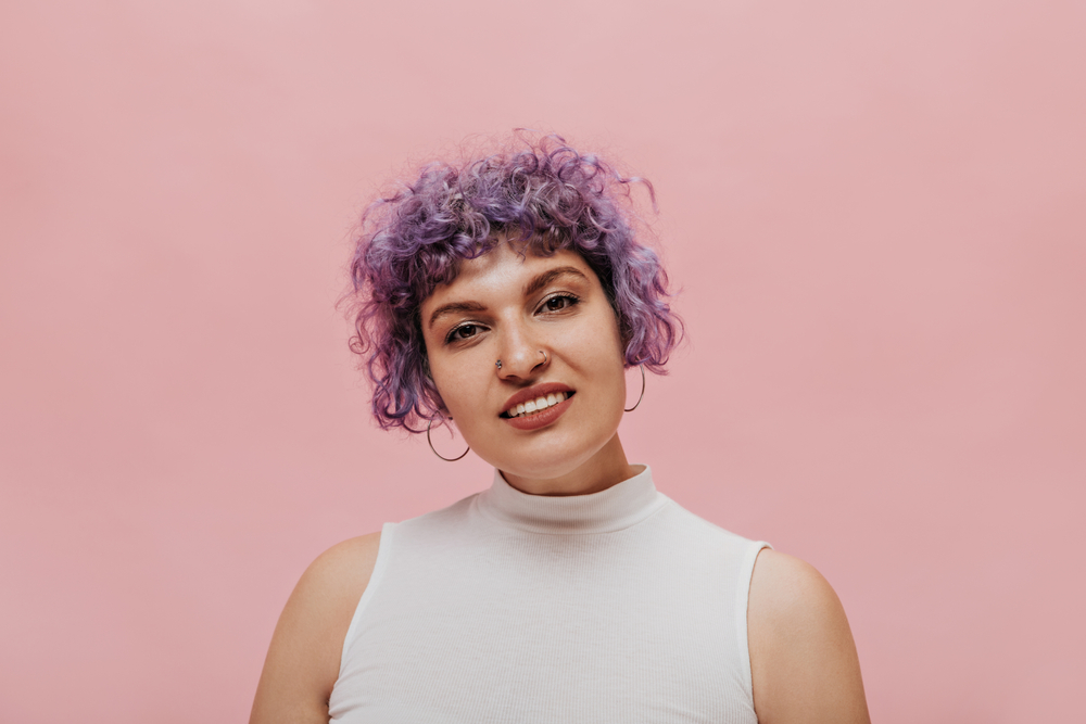 Ear-Length Bob With Frizzy Curls and Bangs voor een stuk over korte en pluizige kapsels voor tomboys.