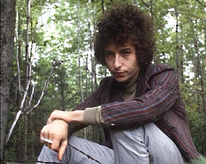 Bob Dylan met rommelig krullend haar