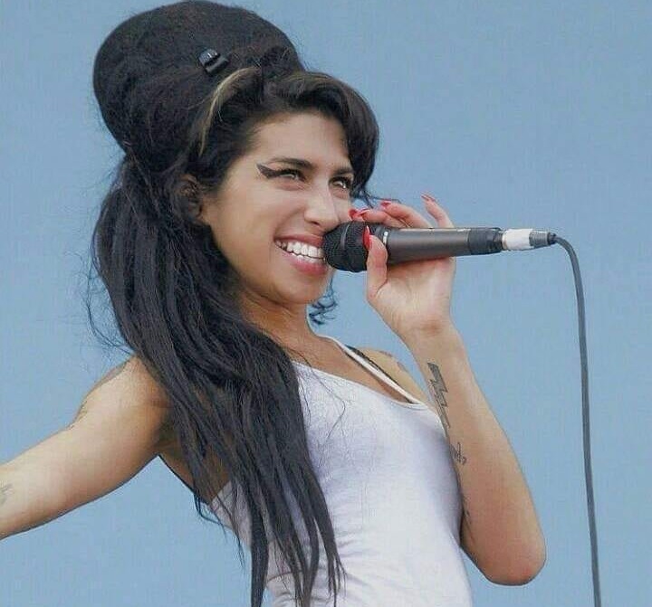 Amy Winehouse zingt op het podium