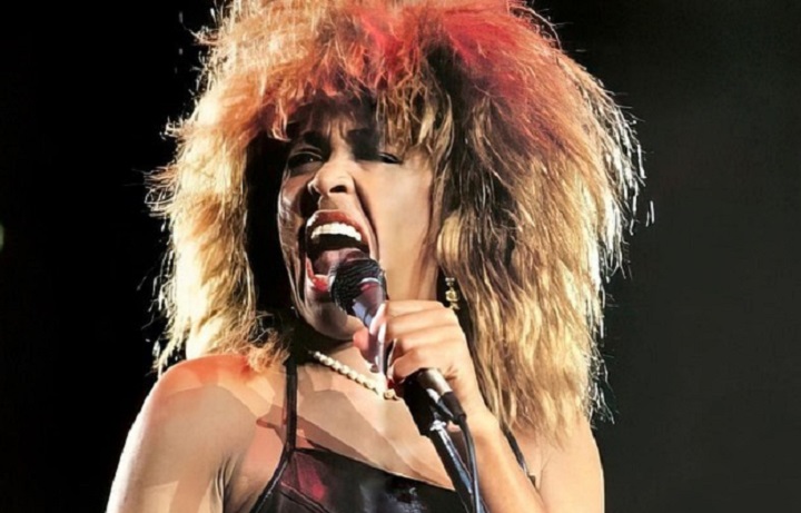 Tina Turner met een enorm blond kapsel