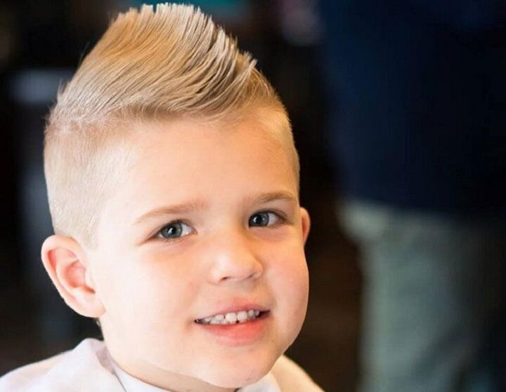 Jongen met een Blond Mohawk kapsel