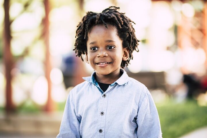 Afrikaanse Amerikaanse jongen met dreadlocks haar