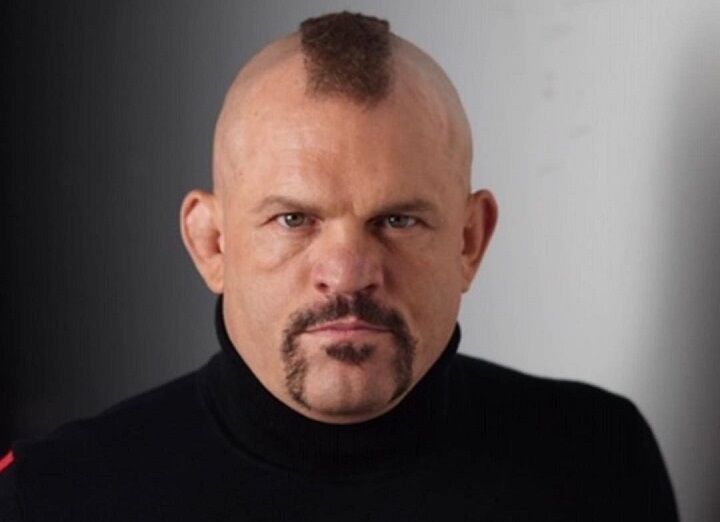 Chuck Liddell met een cirkelvormige baard en Mohawk haar