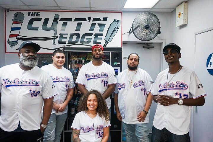 De Cutt'n Edge Barbershop