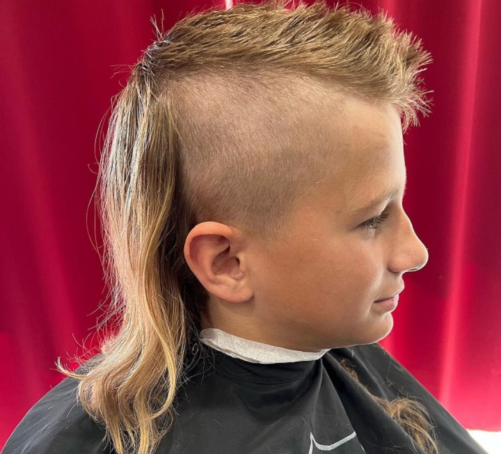 Jongen met een klassiek kid mullet kapsel