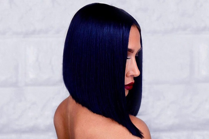 Vrouw met donkerblauw zwart haar