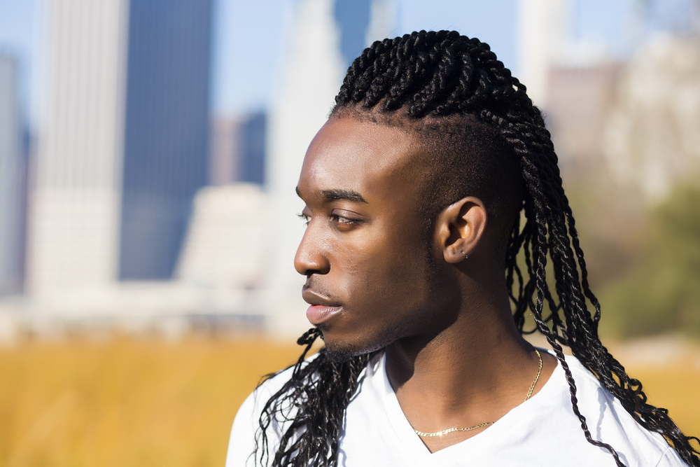 Afro-Amerikaanse man draagt spring twist haar in een pompadour undercut stijl