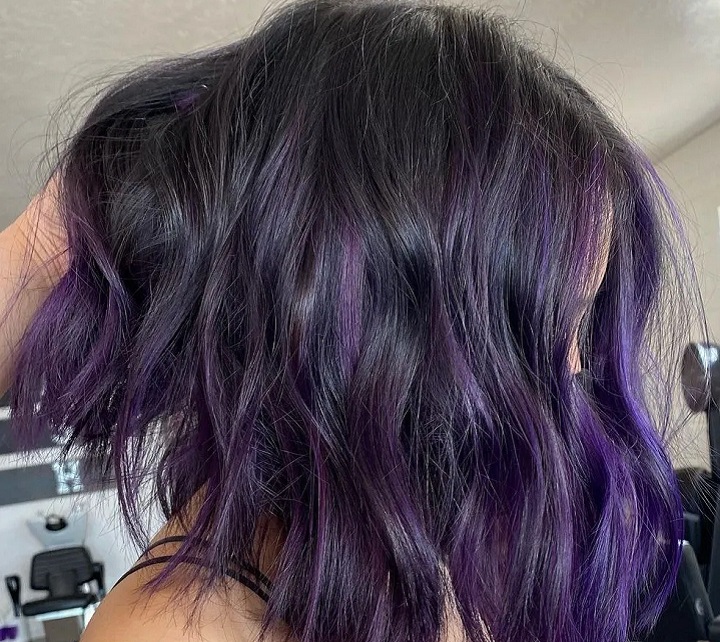 Zwart haar met paarse highlights