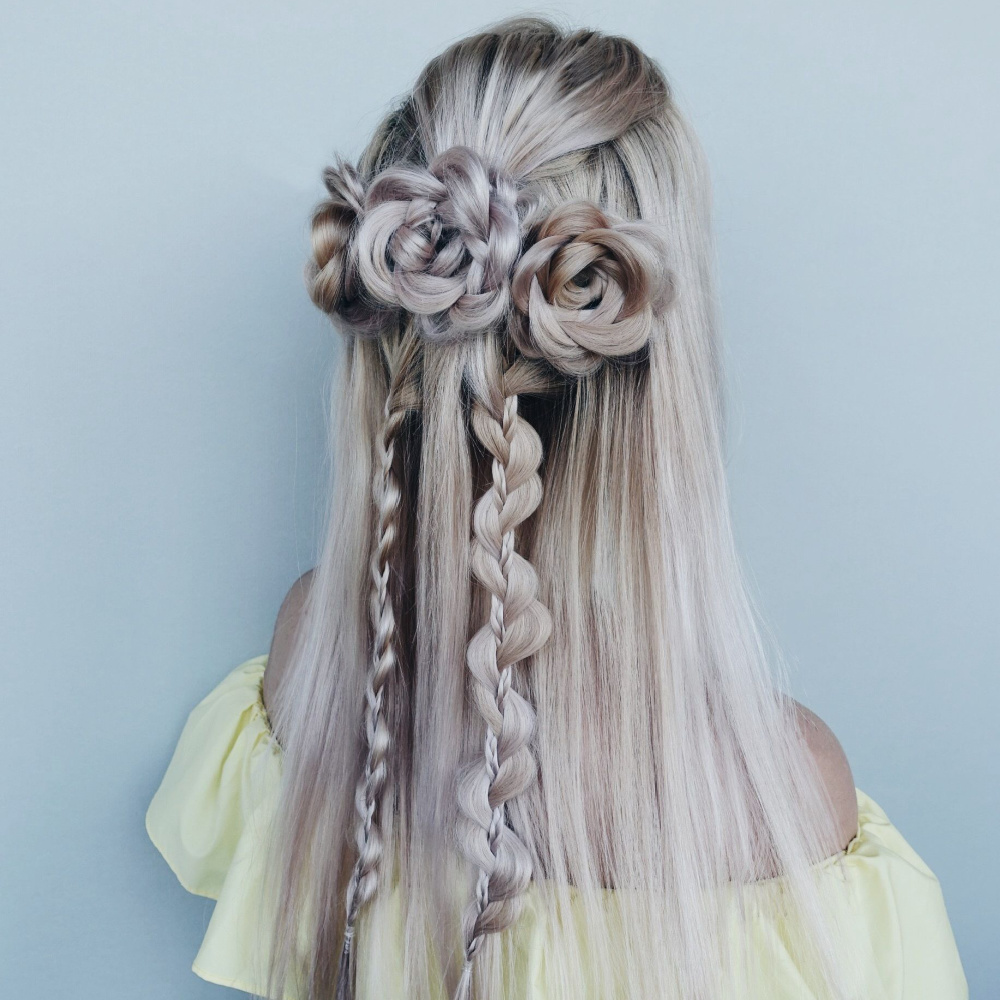 Jong meisje met blond haar draagt gevlochten bloemen als een van de top half up prom kapsels voor meisjes