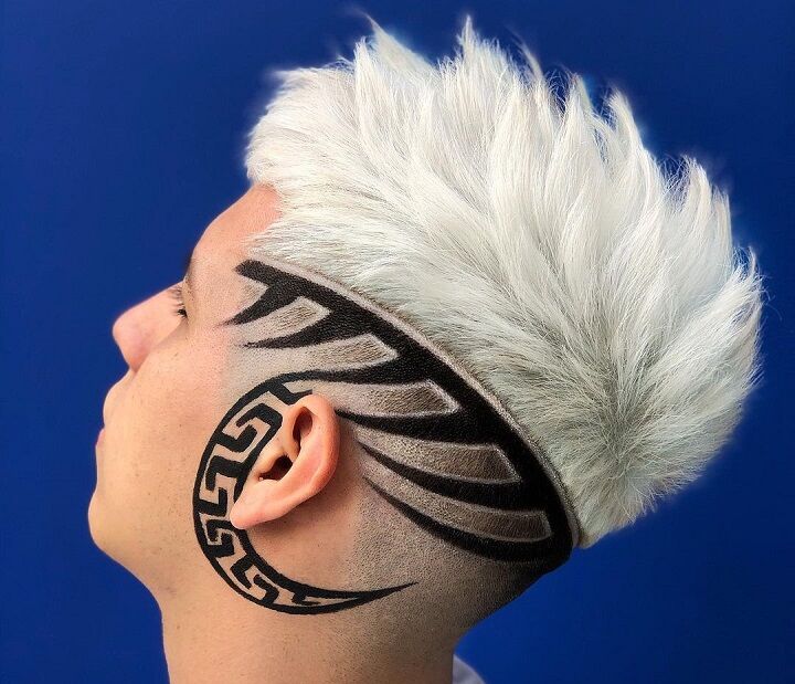 Geverfde spikes en hairtattoo