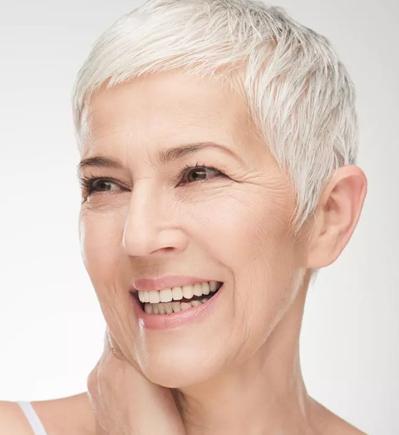 mooie en stijlvolle kapsels voor vrouwen ouder dan 60