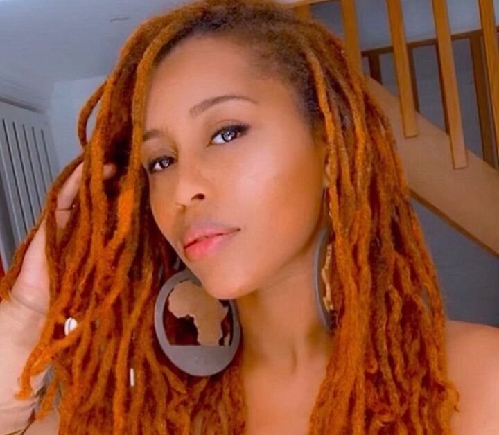 Afro-Amerikaanse vrouw met ginger dreadlocks