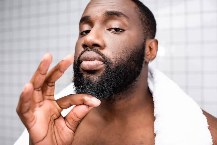 Hoe een baard te trimmen voor een driehoekig gezicht