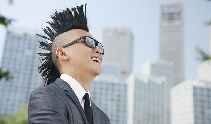 Aziatische man met rock mohawk kapsel