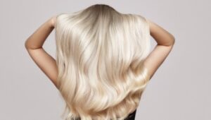 Kan blondeerpoeder worden gebruikt op geverfd haar