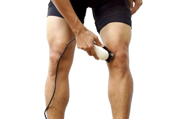Moeten mannen hun benen scheren: voordelen, methoden &meer
