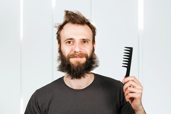 Methoden om een krakkemikkige baard te voorkomen - Kam het regelmatig