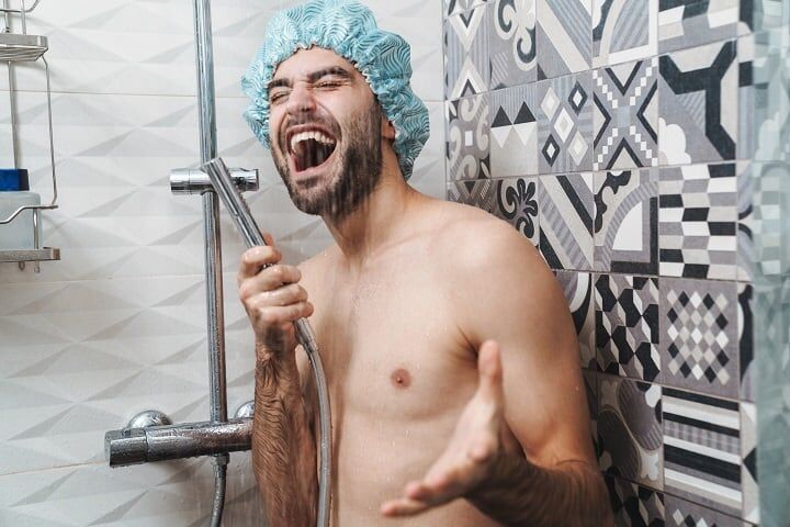 Hoe zich te ontdoen van de droge huid onder je baard - Neem koudere douches
