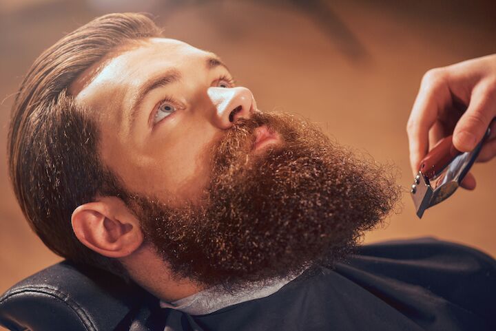 Lange dikke volle baard trimmen met een trimmer