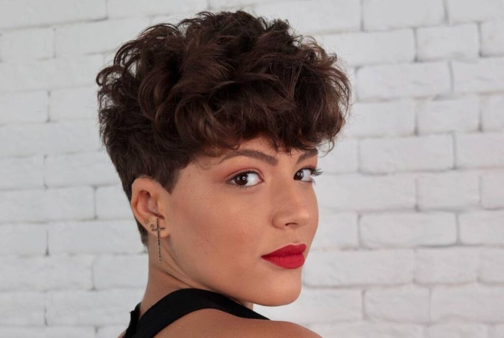 Opvallend krullend en golvend Pixie-kapsel - Dutch Hairshop